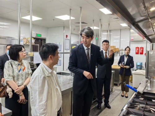 中国饭店协会会长陈新华带队赴北京民族饭店开展节前安全生产检查2_副本.jpg