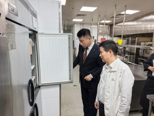 中国饭店协会会长陈新华带队赴北京民族饭店开展节前安全生产检查1_副本.jpg